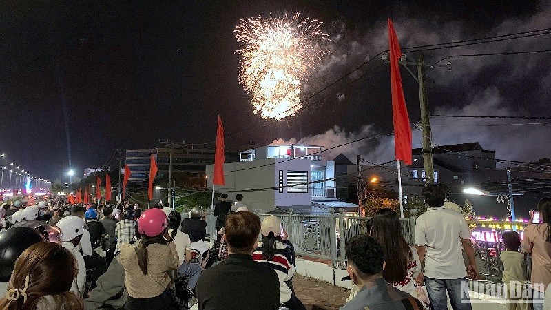 [Foto] Ciudadanos en todo el país saludan al Nuevo Año de la Serpiente 2025