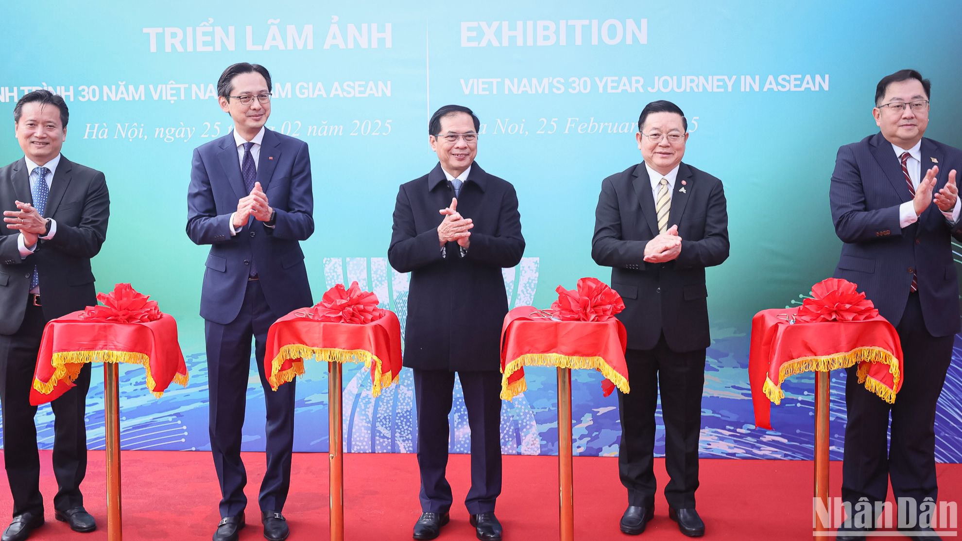 [Foto] Inauguran exposición sobre 30 años de Vietnam como miembro de la Asean