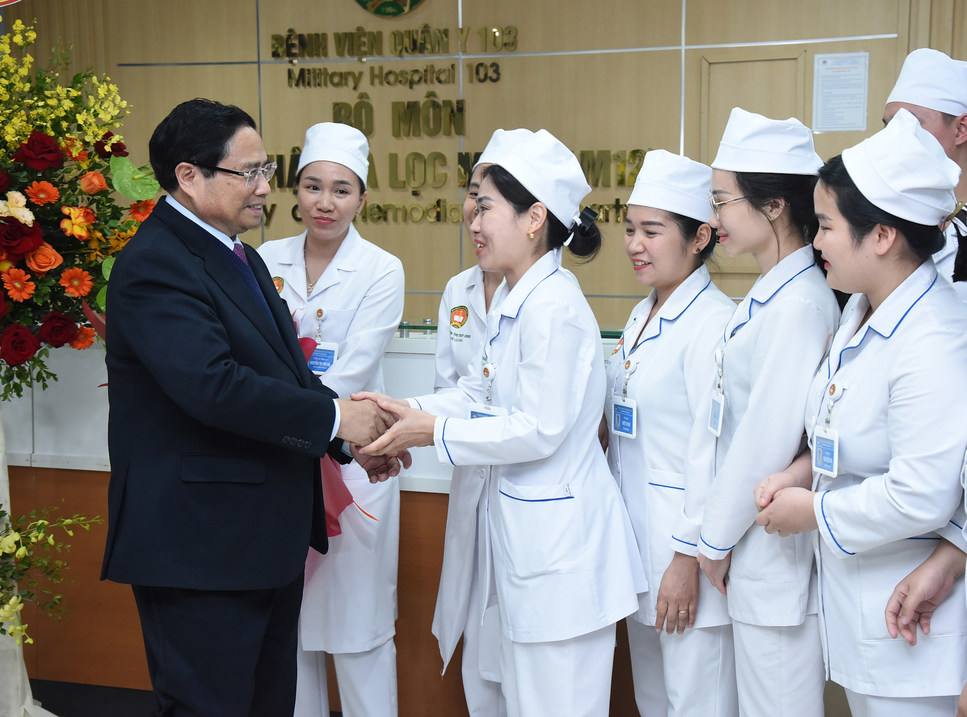 [Foto] Premier vietnamita felicita al sector de salud por Día Nacional del Médico