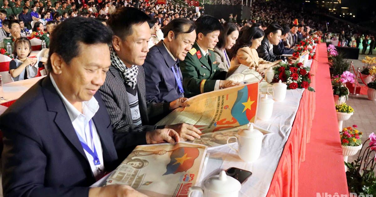 Publicación informativa especial de Nhan Dan llega a lectores en Lam Dong