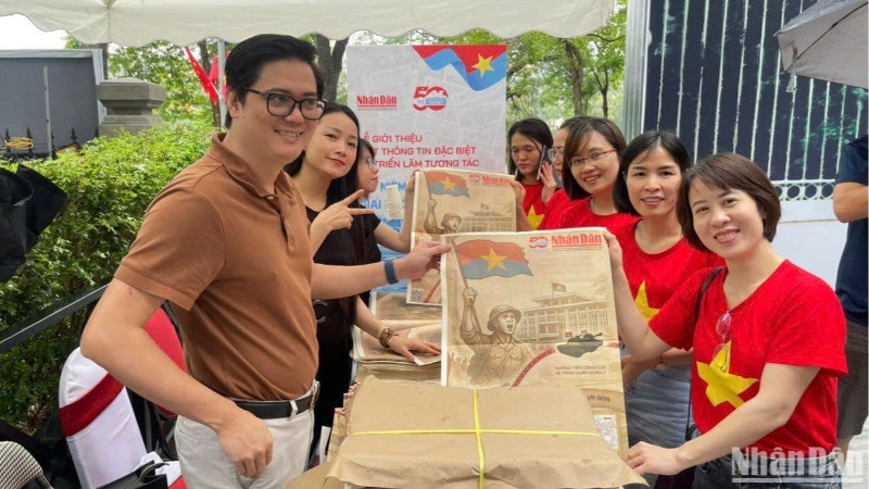 [Foto] Ciudadanos visitan exposición del periódico Nhan Dan pese a la lluvia
