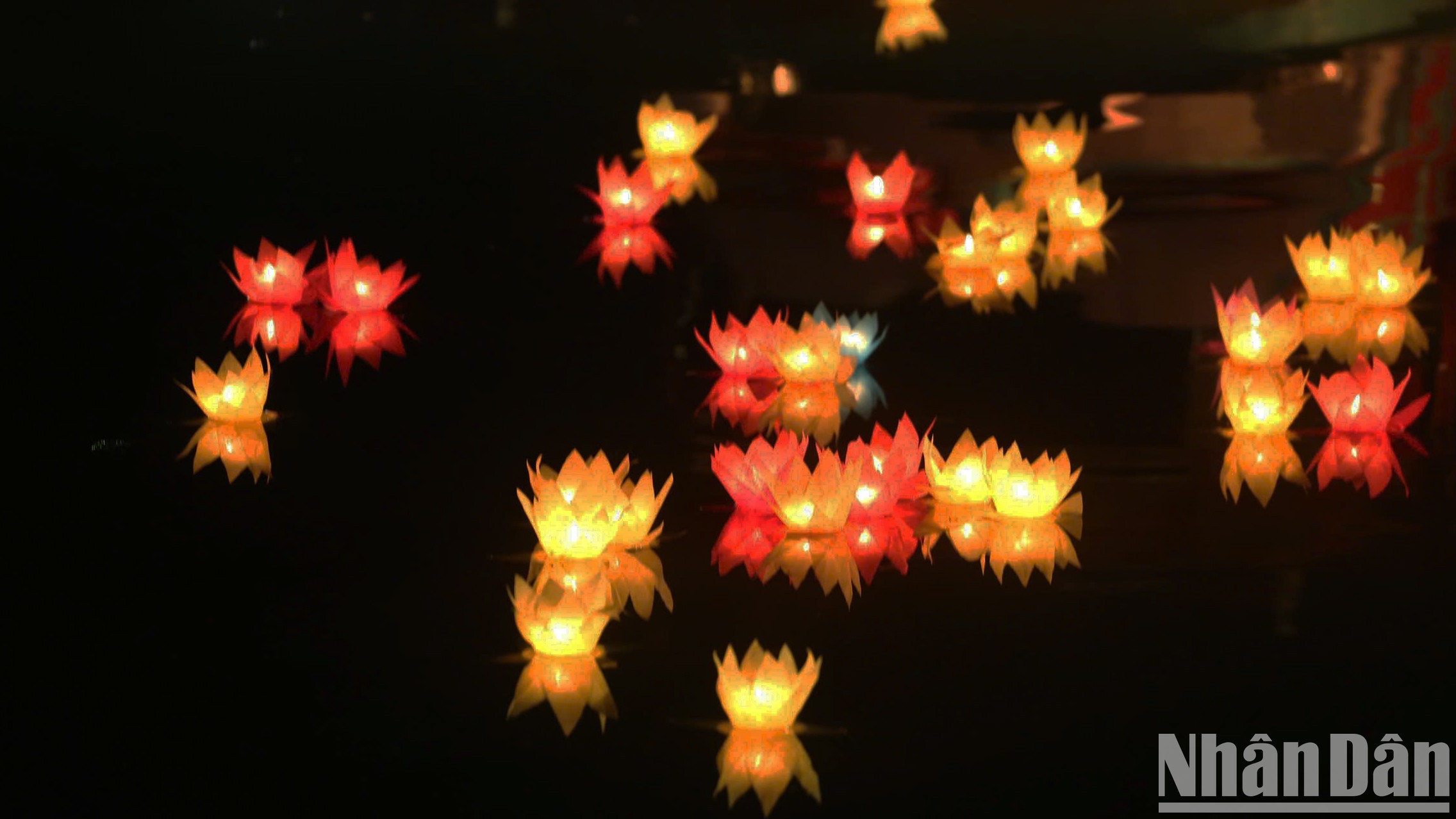 [Foto] Miles de farolillos flotan en la celebración de Vesak 2025