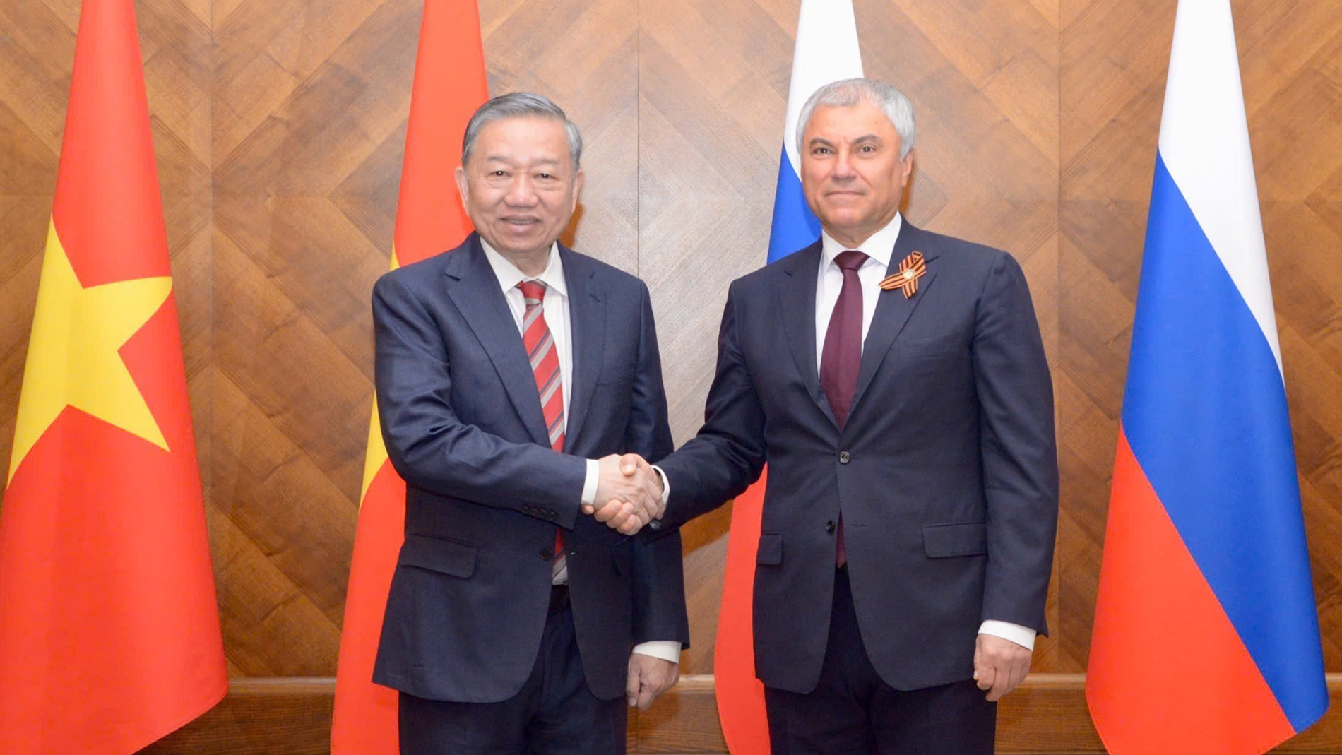 [Foto] Líder partidista vietnamita se reúne con presidente de la Duma Estatal de Rusia 