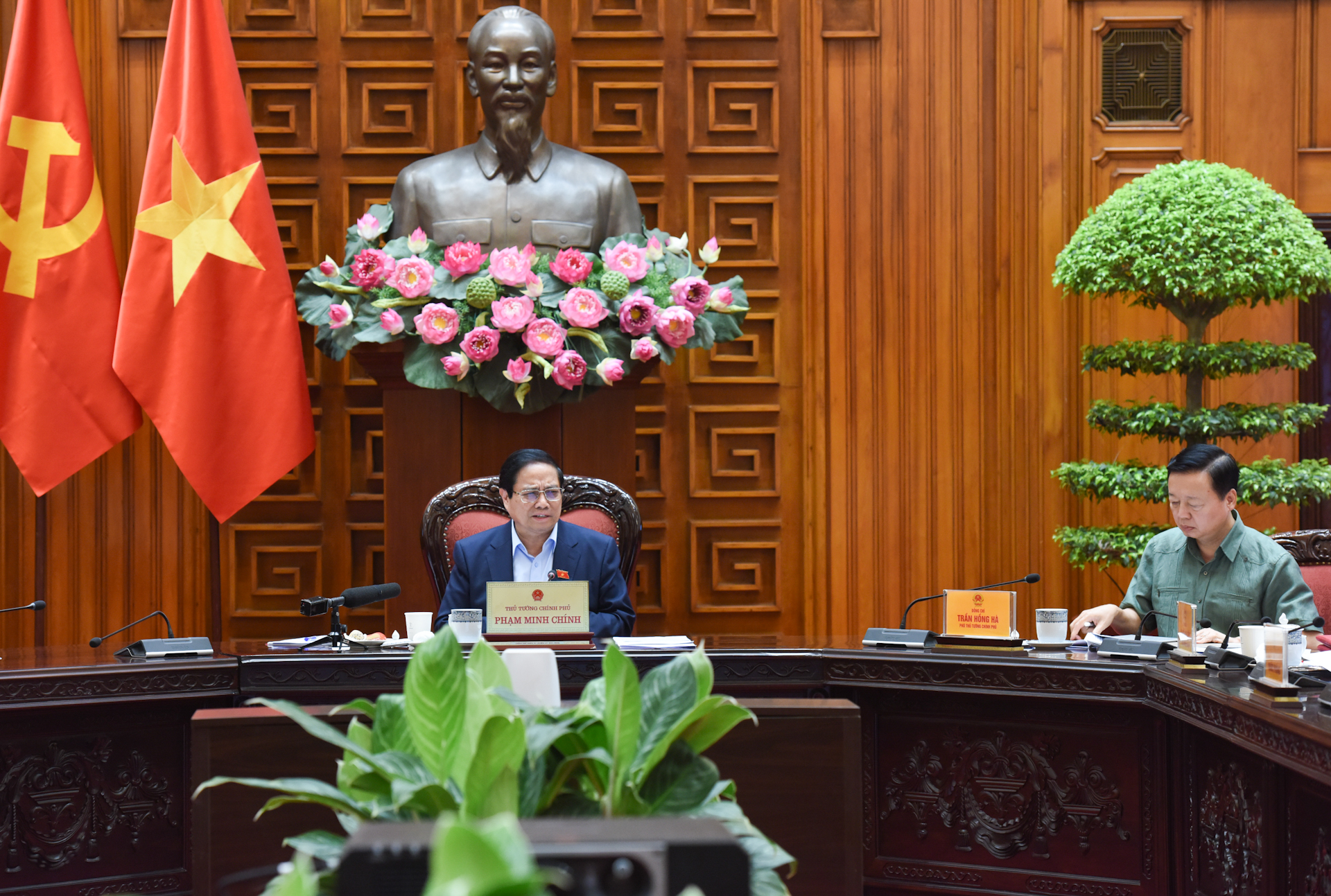 [Foto] Premier Pham Minh Chinh preside reunión del Gobierno sobre proyecto del aeropuerto Gia Binh