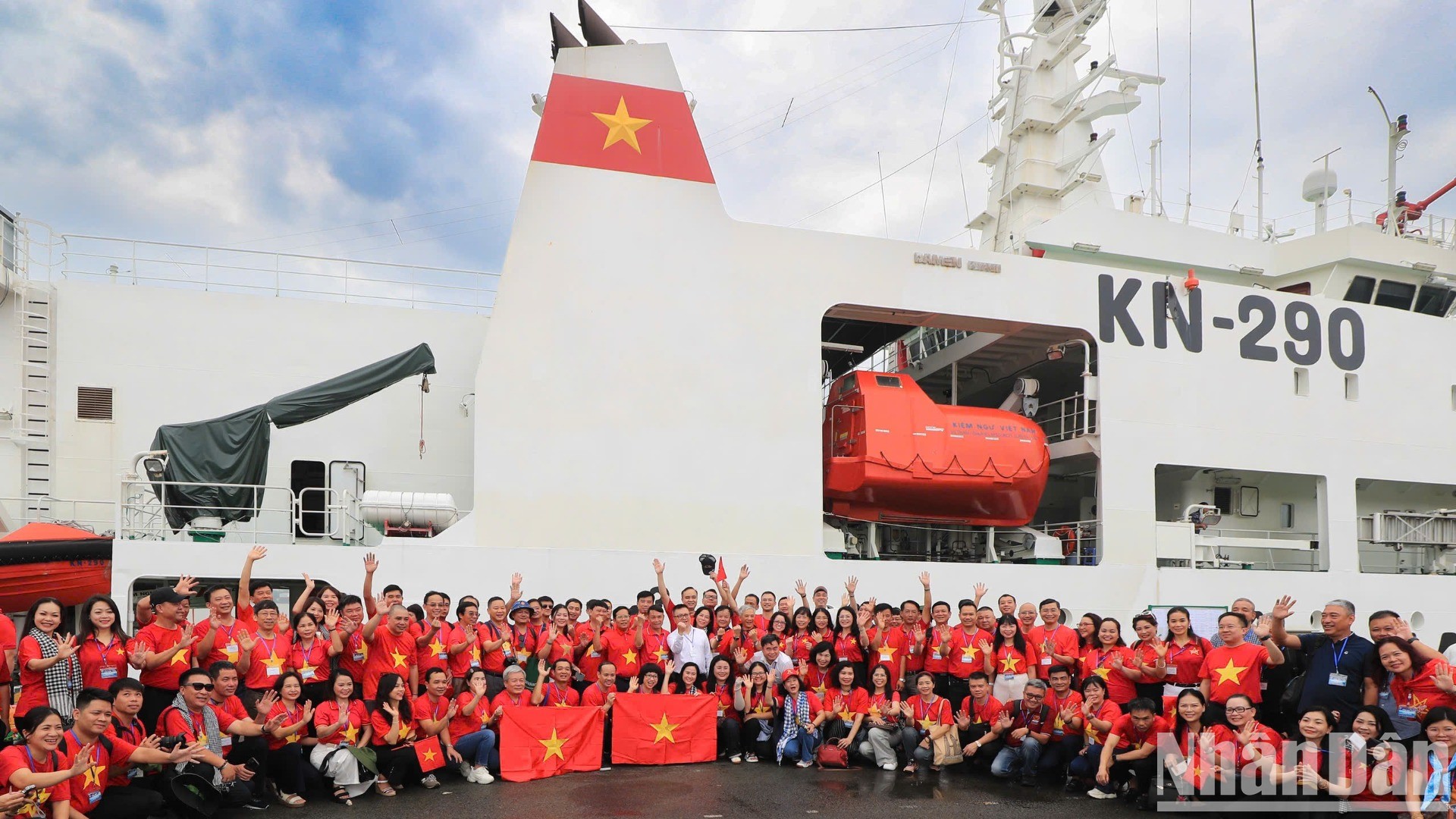 Reporteros y periodistas vietnamitas visitan el distrito insular de Truong Sa