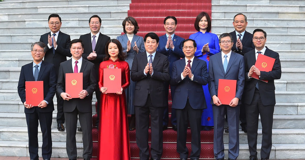 [Foto] Entregan decisiones de nombramiento a nuevos embajadores vietnamitas