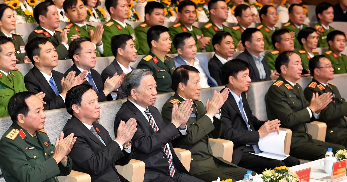 [Foto] Máximo líder partidista de Vietnam asiste al programa para honrar a destacados policías