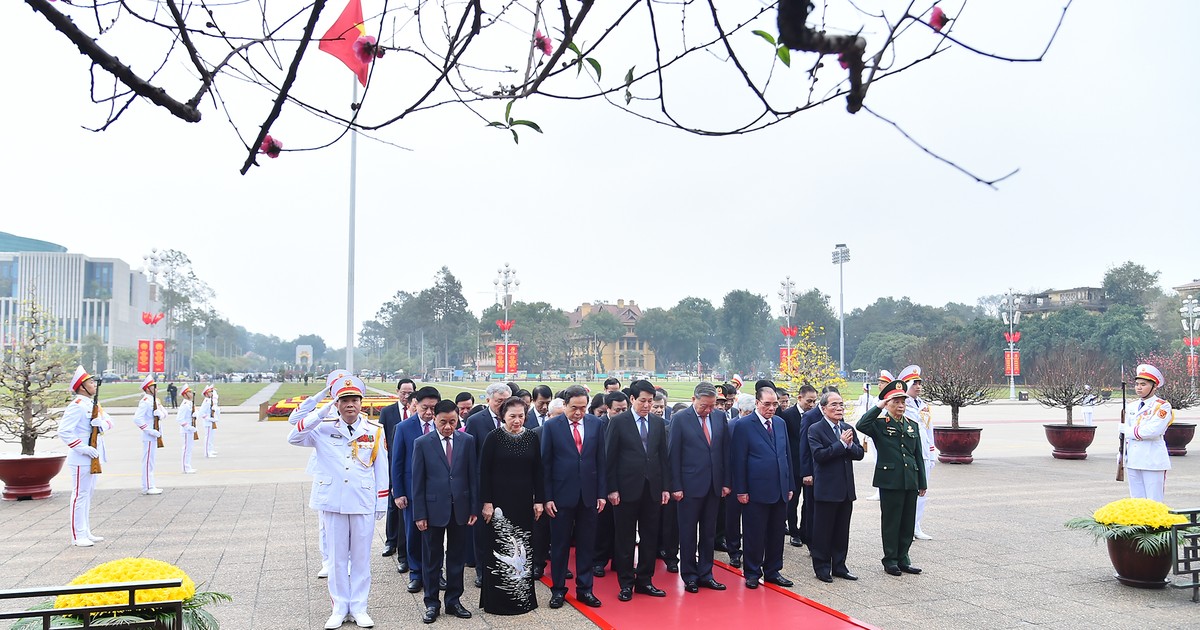 [Foto] Líderes del Partido y Estado rinden homenaje al Presidente Ho Chi Minh con motivo del Tet