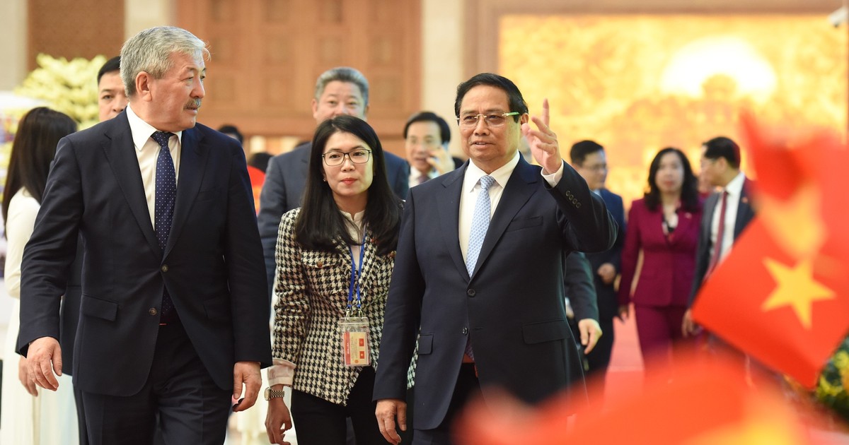 [Foto] Premieres de Vietnam y Kirguistán presencian la firma de documentos de cooperación bilateral