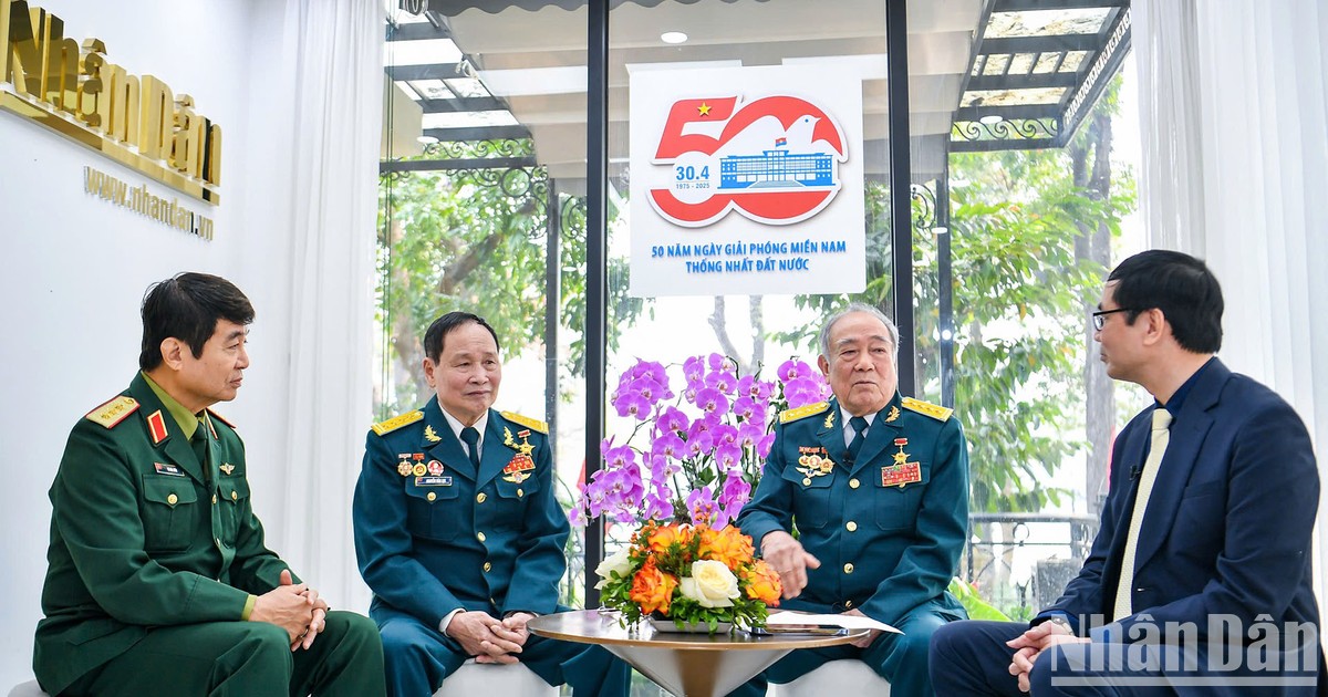 Periódico Nhan Dan celebra encuentro a pilotos del Equipo de Quyet Thang