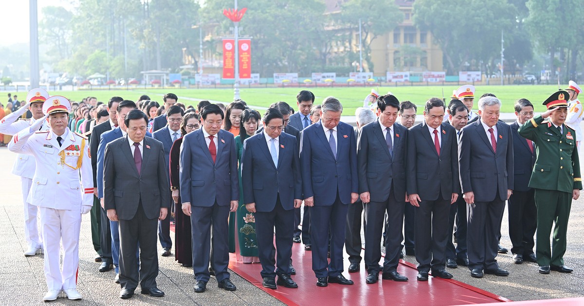 [Foto] Diputados vietnamitas rinden homenaje al Presidente Ho Chi Minh