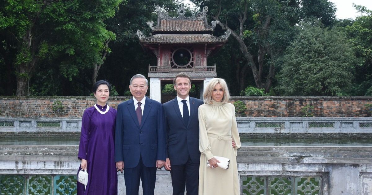 [Foto] Máximo líder partidista de Vietnam y presidente de Francia visitan Templo de Literatura en Hanói