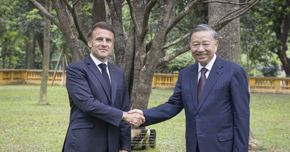 [Foto] Máximo líder partidista de Vietnam y presidente de Francia visitan Zona de Reliquias del Presidente Ho Chi Minh