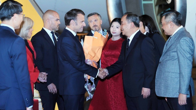 [Foto] Presidente francés comienza su visita de Estado a Vietnam