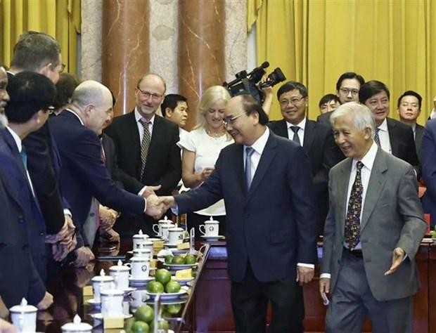 El presidente de Vietnam, Nguyen Xuan Phuc, saluda a los científicos. (Fotografía: VNA)