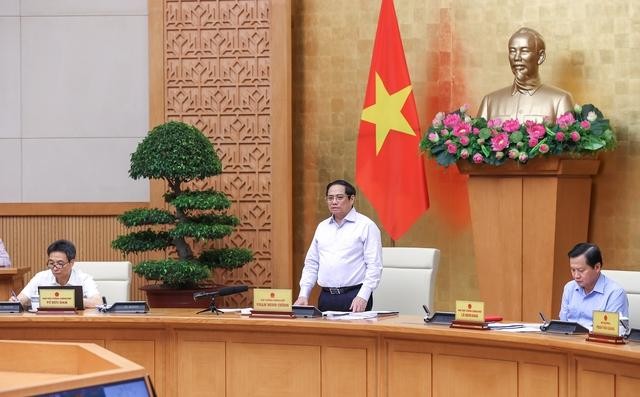 El primer ministro de Vietnam, Pham Minh Chinh, preside la conferencia en línea del Gobierno con las 63 provincias y ciudades y la reunión ordinaria gubernamental correspondiente al mes de septiembre. (Fotografía: VGP)