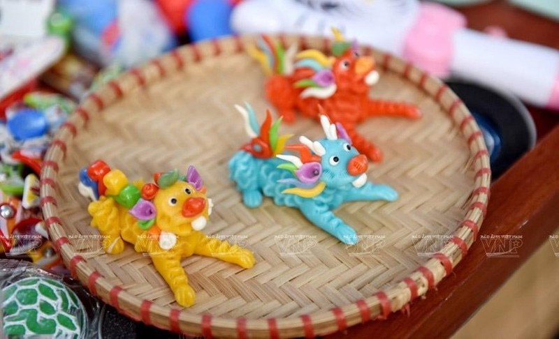 To He es un juguete tradicional hecho de harina de arroz, azúcar y colorante. (Fotografía: VNA)