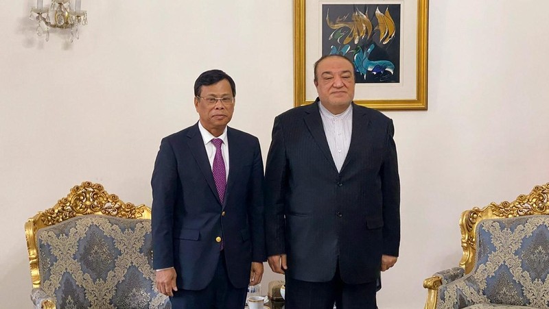 El embajador de Vietnam en Irán, Luong Quoc Huy, y el viceministro anfitrión Mahdi Safari. (Fotografía: baoquocte.vn)