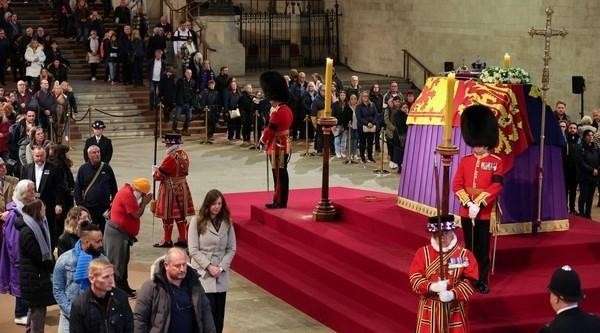 La gente rinde homenaje a la reina Isabel II en Londres. (Fotografía: AFP/VNA)