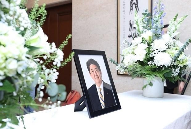 En homenaje al difunto exprimer ministro japonés Abe Shinzo. (Fotografía: VNA)