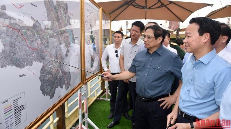 El primer ministro Pham Minh Chinh inspecciona el proyecto de planificación general del sitio turístico nacional del lago Thac Ba.
