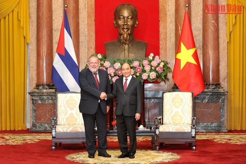 El presidente de Vietnam, Nguyen Xuan Phuc y el primer ministro cubano, Manuel Marrezo Cruz.