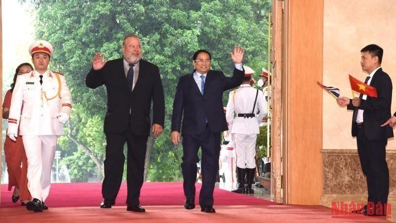 El primer ministro de Vietnam, Pham Minh Chinh y su par de Cuba, Manuel Marrero Cruz.