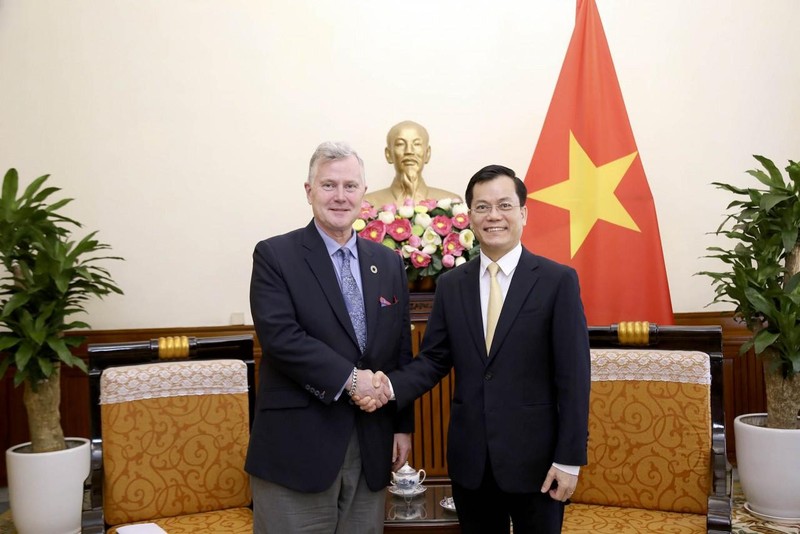 El vicecanciller vietnamita Ha Kim Ngoc y el director regional del UNFPA para Asia-Pacífico Bjorn Andersson. (Fotografía: thoidai.com.vn)
