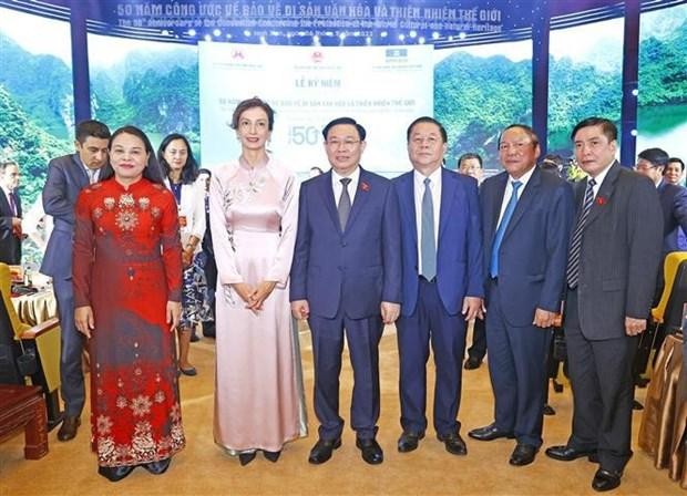 El presidente de la Asamblea Nacional de Vietnam, Vuong Dinh Hue, y los delegados en la ceremonia. (Fotografía: VNA)