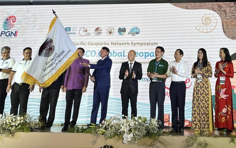 El presidente del Comité Popular de Cao Bang, Hoang Xuan Anh, y la delegación del Geoparque Mundial de la Unesco de Non Nuoc Cao Bang reciben la bandera para albergar la próxima edición del evento. (Fotografía: thoidai.com.vn) 