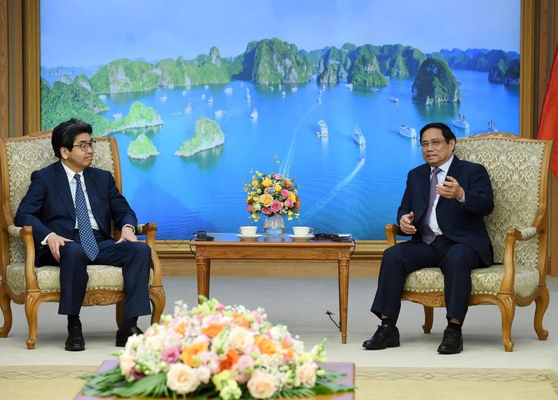 El primer ministro de Vietnam, Pham Minh Chinh, recibe a Hayashi Nobumitsu, gobernador del Banco Japonés para la Cooperación Internacional (JBIC). 