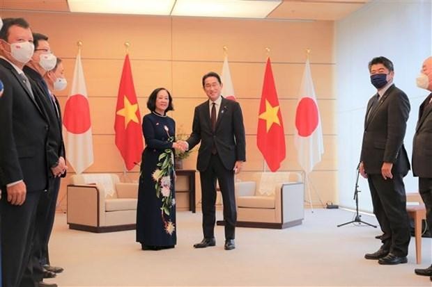 El miembro del Buró Político y secretaria del Comité Central del Partido Comunista de Vietnam, Truong Thi Mai, se reúne con el presidente del Partido Liberal Democrático (PLD) y el primer ministro de Japón, Kishida Fumio. (Fotografía: VNA)