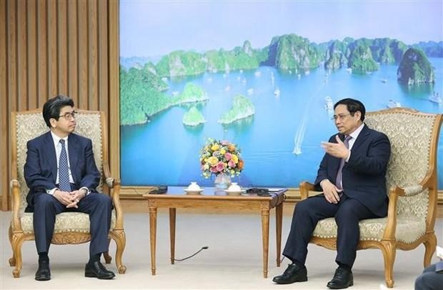 El primer ministro de Vietnam, Pham Minh Chinh, recibe a Hayashi Nobumitsu, gobernador del Banco Japonés para la Cooperación Internacional (JBIC). (Fotografía: VNA)