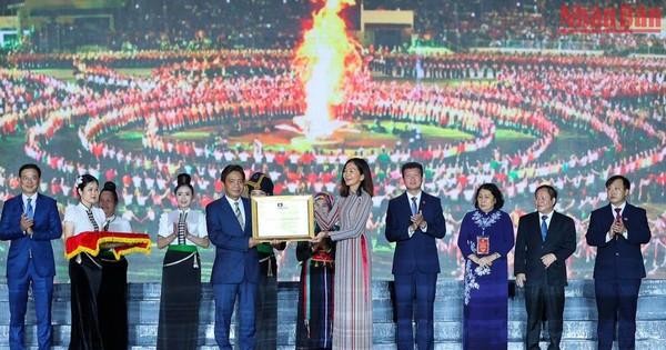  El viceministro de Cultura, Deportes y Turismo de Vietnam Hoang Dao Cuong recibe el Certificado de reconocimiento a la danza Xoe de la etnia minoritaria Thai como Patrimonio Cultural Inmaterial de la Humanidad, entregado por Pauline Tamesis, coordinadora permanente de la ONU en Vietnam. 