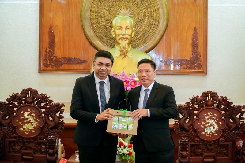 El vicepresidente del Comité Popular de Can Tho, Nguyen Thuc Hien, recibe al cónsul general de la India en Ciudad Ho Chi Minh, Madan Mohan Sethi. (Fotografía: thoidai.com.vn)