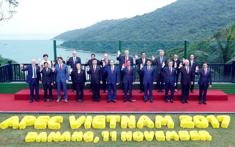 El entonces presidente de Vietnam, Tran Dai Quang, y los jefes de las delegaciones participantes en la 25 Reunión de Líderes Económicos del APEC, celebrada en la central ciudad vietnamita de Da Nang en 2017. (Fotografía: VNA)