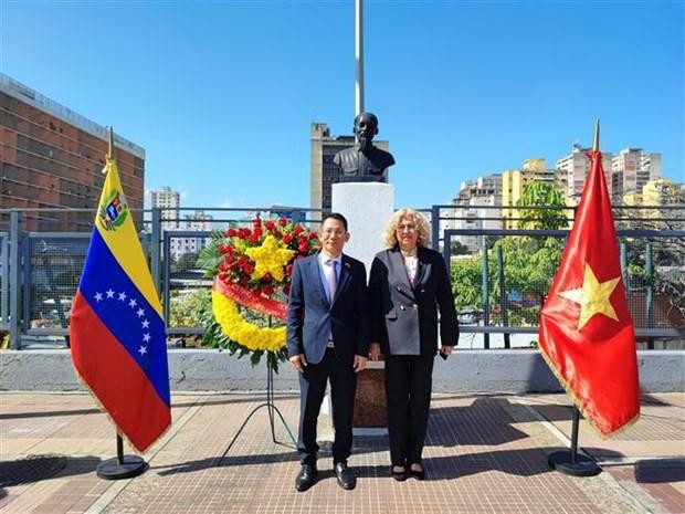 El embajador vietnamita en Caracas, Le Viet Duyen, y la viceministra venezolana de Relaciones Exteriores para Asia, Medio Oriente y Oceanía, Capaya Rodríguez González en una ceremonia. (Fotografía: VNA)