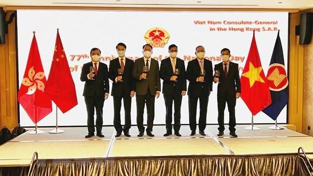 El cónsul general de Vietnam en Hongkong y Macao (China), Pham Binh Dam (segundo a la izquierda), y los invitados. (Fotografía: VNA)