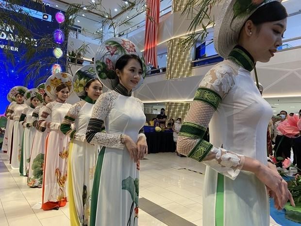 Presentación del traje tradicional vietnamita "Ao dai" en el evento. (Fotografía: VNA)