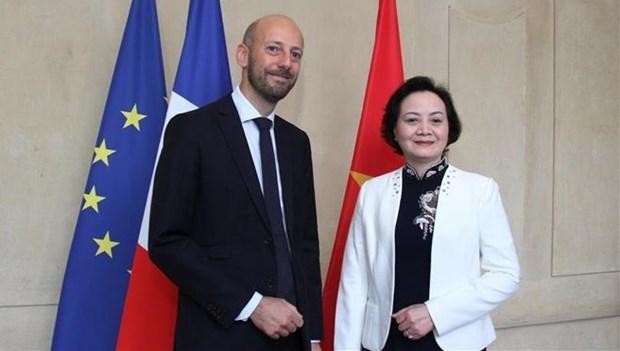La ministra del Interior de Vietnam, Pham Thi Thanh Tra, y el titular de Transformación y Servicio Público de Francia, Stanislas Guerini. (Fotografía: VNA)