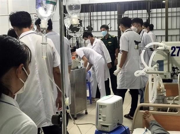 Médicos en el hospital de Con Dao tratan de salvar a los marineros chinos. (Fotografía: VNA)