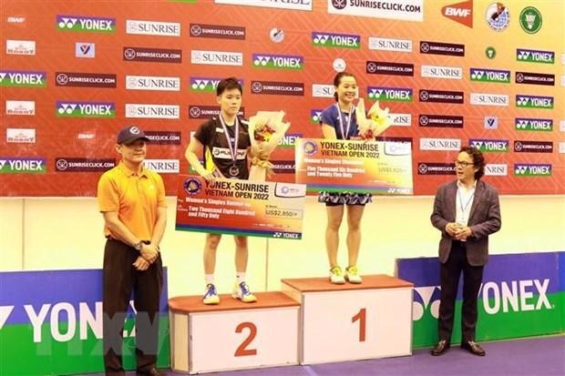 La badminstonista Nguyen Thuy Linh gana trofeo del Campeonato abierto internacional de Vietnam. (Fotografía: VNA)