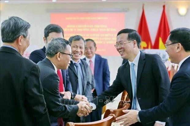El miembro del Buró Político y permanente del Secretariado del Comité Central del Partido Comunista de Vietnam, Vo Van Thuong, se reúne con el personal de la Embajada de Hanói en Phnom Penh. (Fotografía: VNA)