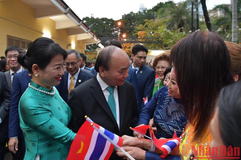 El presidente de Vietnam, Nguyen Xuan Phuc, y su esposa charlan con compatriotas en Tailandia. (Fotografía: Nhan Dan)