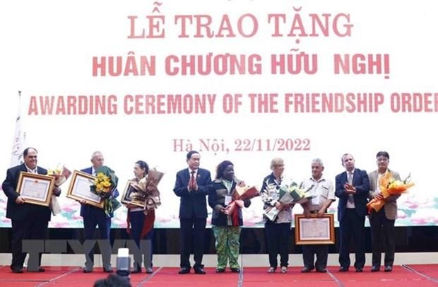 El vicepresidente de la Asamblea Nacional de Vietnam, Tran Thanh Man, entrega la Orden de Amistad a los representantes del CMP. (Fotografía: VNA)