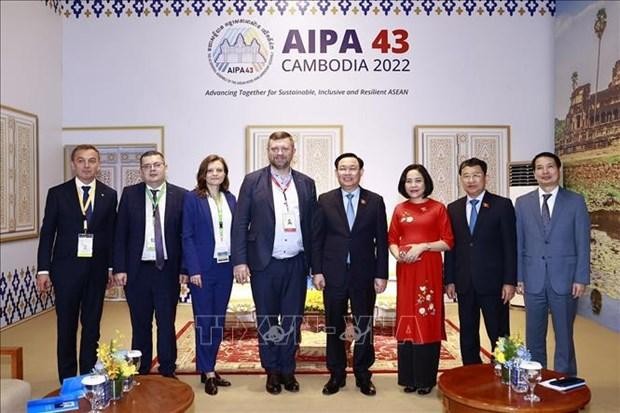 El presidente de la Asamblea Nacional de Vietnam, Vuong Dinh Hue, junto con el vicepresidente de la Asamblea Nacional de Ucrania, Oleksandr Korniyenko, y los delegados. (Fotografía: VNA)