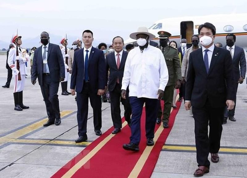 Ceremonia de recepción al presidente de Uganda, Yoweri Kaguta Museveni, en el aeropuerto internacional de Noi Bai. (Fotografía: VNA)
