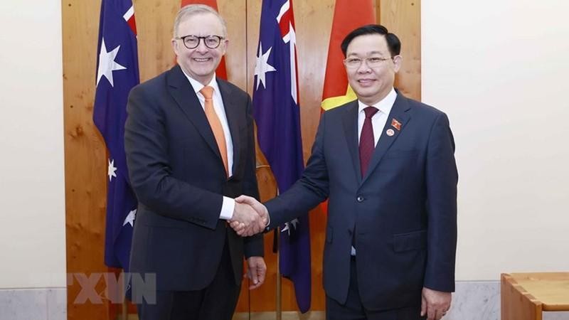 El presidente de la Asamblea Nacional de Vietnam, Vuong Dinh Hue (derecha), y el primer ministro de Australia, Anthony Albanese. (Fotografía: VNA)