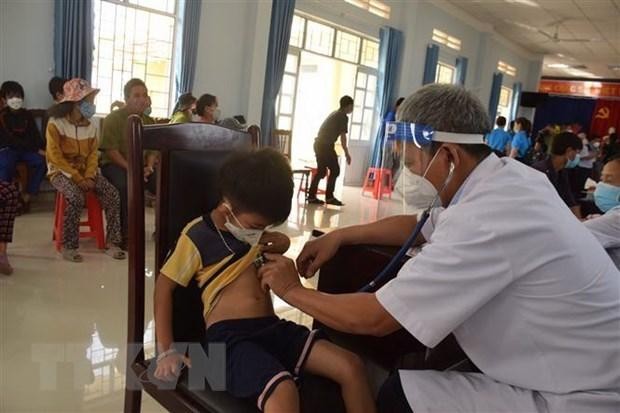 Niño étnico recibe chequeo médico. (Fotografía: VNA)