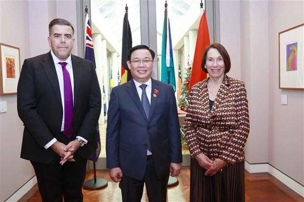 El presidente de la Asamblea Nacional de Vietnam, Vuong Dinh Hue; la presidenta del Senado de Australia, Sue Lines, y el titular de la Cámara de Representantes de Australia, Milton Dick (izquierda). (Fotografía: VNA)